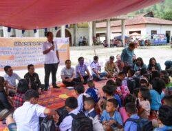 Bupati Humbahas Serahkan Bantuan Keperluan Sekolah Kepada Peserta Didik Yang Terdampak Bencana Alam di Desa Simangulampe