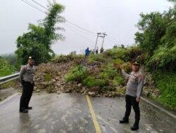Polsek Jajaran Polres Samosir Cek Lokasi Longsor yang Menutupi Jalan Umum
