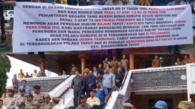 Aliansi Pemantau Transparansi Indonesia Unjuk Rasa Ke Kantor DPRD Taput,Sampaikan Aspirasi-aspirasi Masyarakat Desa Aek Nabara dan Desa Silosung