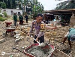 Bhabinkamtibmas Polsek Kerumutan Ikut Gotong Royong Bangun Rumah Warga