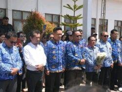 Bupati Humbahas Berikan Penghormatan Terakhir Kepada Almarhum Monalon Munte dari Dinas Pendidikan 
