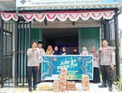 Polsek Pangkalan Kerinci Berbagi Sembako dalam Program Jumat Berkah