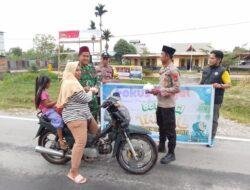 Polsek Teluk Meranti Berbagi Takjil untuk Pengguna Jalan di Jalur Lintas Bono