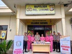 Aksi Peduli Ramadhan, Kapolsek Pangkalan Lesung dan Bhayangkari Bagikan Takjil Gratis