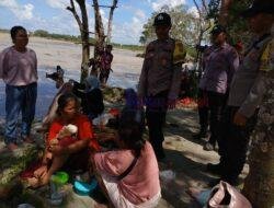 Sosialisasi Keamanan dan Patroli Polsek Teluk Meranti di Pantai Ogis Selama Idul Fitri