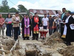 Bupati Humbahas Bersama Bishop Letakkan Batu Penjuru Pembangunan GPP Estomihi Pearung