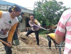 Aksi Bhabinkamtibmas Kerumutan Ikut Gotong Royong Cor Jalan di Desa Pematang Tinggi
