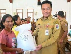 Bupati Humbahas Serahkan Bantuan Beras Cadangan Pangan Kepada Warga Onan Ganjang dan Pakkat