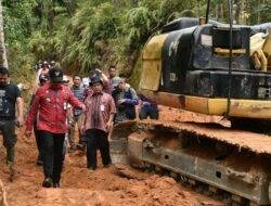 Melayani Tanpa Pamrih, Bupati Bersama DPRD Humbahas Tinjau Rehabilitasi Jalan di Sijamapolang