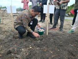 Bupati Bersama Anggota DPRD Humbang Hasundutan Tanam Kentang di “Bumdes Sipalakki Makmur”