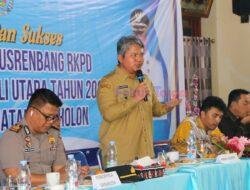 Arah Pembangunan Pemerintah Kabupaten Tapanuli Utara fokus pada 3 hal, termasuk SDM Unggul.   Gereja HKBP Lumban Baringin, Sipoholon. (Senin/23 Februari 2026)  Pimpin Musyawarah Rencana Pembangunan (Musrembang) Kecamatan Sipoholon Tahun 2027, Wakil Bupati Tapanuli Utara Dr. Deni P. Lumbantoruan, M. Eng menjelaskan bahwa Pembangunan Pemerintah Kabupaten Tapanuli Utara kedepannya fokus pada 3 hal yaitu: peningkatan kualitas sumber daya manusia (SDM) unggul, Peningkatan Produktifitas Pertanian, serta Pemberdayaan Pariwisata (Salib Kasih, Huta Ginjang, Pulau Sibandang).   “3 hal ini yang menjadi fokus utama kita yang didukung seluruh sektor terkait, perencanaan kita harus menyesuaikan dengan fokus pada 3 hal ini selain program dari pemerintah atasan.  SDM unggul bukan hanya sebatas pendidikan SDM secara formal, tetapi termasuk kepada tenaga kerja yang unggul”, jelas Wakil Bupati.   Wakil Bupati juga berpesan pentingnya pada musrembang ini agar dilakukan evaluasi terhadap kondisi sosial masyarakat, karakter generasi muda, kebersihan lingkungan.   “Mari seluruh perangkat daerah hingga perangkat desa aktif terlibat dalam kondisi permasalahan dalam masyarakat agar tetap kondusif, mampu memberikan solusi atau berkoordinasi terhadap permasalahan di masyarakat”, pesan Wakil Bupati.  Diakhir pertemuan tersebut, Wakil Bupati menantang setiap desa untuk pembuatan ‘takkal’ suatu upaya untuk pengolahan sampah organik menjadi kompos sebagai wujud TABIR (Tapanuli Utara Bersih Indah dan Rapi) sekaligus mendukung pertanian.