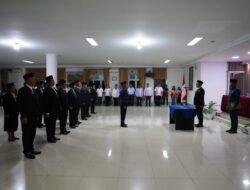 ‎Segarkan Birokrasi, Bupati JTP Lantik Pejabat Eselon II dan Beri Deadline Satu Minggu Serahkan Program Konkret ‎ ‎Bupati Tapanuli Utara Dr. Jonius Taripar Parsaoran Hutabarat (JTP) secara resmi melantik Pejabat Pimpinan Tinggi Pratama dan Pejabat Administrator di lingkungan Pemerintah Kabupaten Tapanuli Utara. Pelantikan yang dilaksanakan berdasarkan SK Bupati Nomor 100.3.3.2/236/V/2026 ini berlangsung khidmat di Aula Martua, Kantor Bupati Tapanuli Utara, Rabu (06/05/2026). ‎ ‎​Dalam arahannya, Bupati JTP Hutabarat menegaskan bahwa pelantikan ini merupakan langkah strategis untuk penyegaran organisasi dan penyesuaian kebutuhan pelayanan publik yang semakin dinamis. Beliau menekankan bahwa jabatan yang diamanahkan harus dijaga dengan integritas tinggi melalui pakta integritas dan kontrak kerja yang telah disepakati bersama. ‎ ‎​”Pelantikan ini bukan sekadar seremoni, melainkan upaya kita untuk memaksimalkan kinerja birokrasi. Saya merasa penilaian masyarakat terhadap kinerja kita masih perlu ditingkatkan. Oleh karena itu, saya meminta komitmen penuh dari saudara-saudara yang baru dilantik untuk bekerja bersama pimpinan demi pencapaian visi dan misi Tapanuli Utara,” tegas Bupati JTP. ‎ ‎​Bupati juga memberikan instruksi khusus kepada para pejabat yang baru dilantik untuk segera bergerak cepat. Beliau memberikan tenggat waktu satu minggu bagi setiap Organisasi Perangkat Daerah (OPD) untuk menyerahkan rincian program konkret hasil breakdown dari visi dan misi Bupati. ‎ ‎​”Saya minta dalam satu minggu ke depan, semua dinas memberikan program yang konkret kepada kami. Jangan sampai pimpinan yang harus menjadi kepala dinas. Saudara harus mampu menjadi mitra kerja yang produktif dan memberikan ide-ide segar,” tambahnya. ‎ ‎​Menutup arahannya, Bupati mengingatkan pentingnya dukungan keluarga, terutama para istri, dalam menunjang kinerja suami. Beliau berharap para pejabat dapat melangkah tegak dalam melakukan karya mulia sebagai pelayan masyarakat di Tapanuli Utara. ‎ ‎​Turut hadir dalam pelantikan tersebut, Wakil Bupati Tapanuli Utara Dr. Deni Parlindungan Lumbantoruan, M. Eng, Sekretaris Daerah Henry M. M. Sitompul, M. Si, Ketua TP PKK Taput Ny. Neny Angelina JTP Hutabarat, Ketua DWP Kabupaten Tapanuli Utara, para rohaniawan, pimpinan perangkat daerah, serta keluarga ‎Segarkan Birokrasi, Bupati JTP Lantik Pejabat Eselon II dan Beri Deadline Satu Minggu Serahkan Program Konkretpejabat yang dilantik.