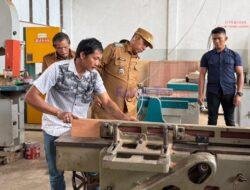 ‎Bupati Taput Dorong Peserta Pelatihan Furnitur BLK Silangkitang Jadi Wirausaha Mandiri, Beri Pesanan Kerja Perdana