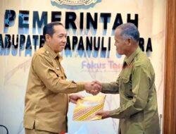 Pemkab Taput Serahkan SK Pengakuan Masyarakat Hukum Adat Huta­lontung